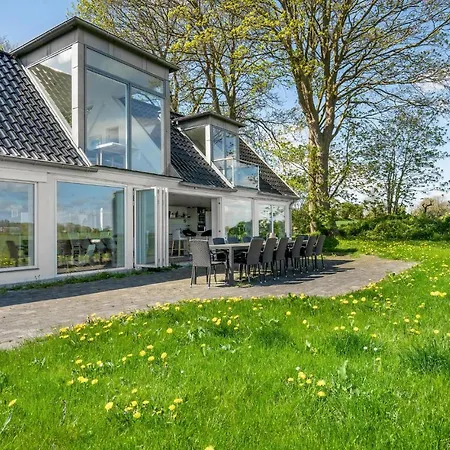 4 Bedroom Amazing In Holiday home