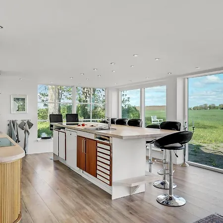 4 Bedroom Amazing In Holiday home